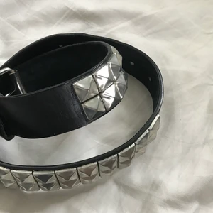 Nitbälte - Coolt nitbälte köpt secondhand, 1 av nitarna har gått av och en annan av nitarna håller på att gå av men annars helt ok skick. Bältet är ganska litet, hela skärpet är 84 cm långt