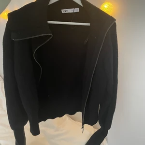 Svart kofta - Svart stickad kofta från zara i storlek M men passar mig som är en Xs/S