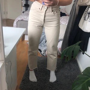 Beige jeans - Säljer dessa superfina typ ljusbeige jeans från zara då de är lite för små för mig. Knappt använda! I en rak cropped modell. De har en pytteliten slitning vid knapparna, skriv i dm för bilder!