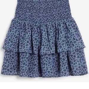 Säljer denna slutsålda kjol, storlek 170 motsvarar XS/S