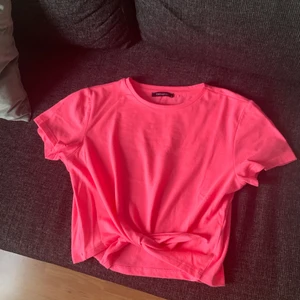 Neonrosa croppad topp storlek M - Neonrosa / stark rosa cropped/croppad tshirt/topp. Från Trendyol. Storlek M (men passar S/XS också).  Knytdetalj på framsidan.  Bra skick. Frakt tillkommer. 