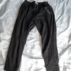 Hollister mjukisbyxor XS - Svarta Hollister mjukisbyxor i storlek XS, i fint skick. 