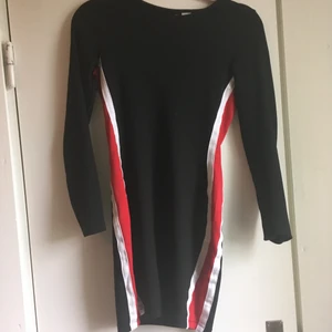 Superfin klänning  - Skitsnygg figursydd klänning som följer din kroppsform! Häftiga detaljer i sidan, den är i storlek 32-34. Såå värt att passa på att fynda! Köparen står för frakten 