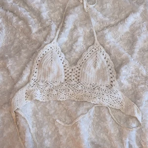 Virkad topp - En virkad halterneck topp💓 skriv privat för fler bilder😄 står ej storlek men skulle säga S och kupstorlek B