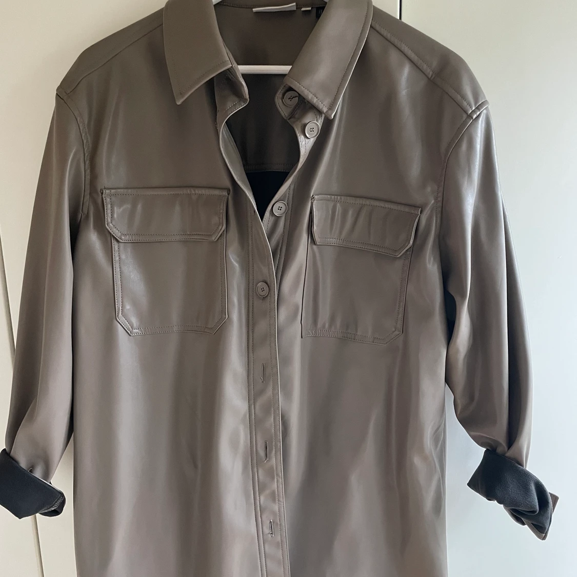 Brun/grön skinnskjorta Weekday 