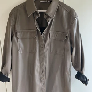 Brun/grön skinnskjorta Weekday  - Snyggaste skinnskjortan! Passar lika bra som jacka! Fodrad och mjuk inuti 🤍 storlek M