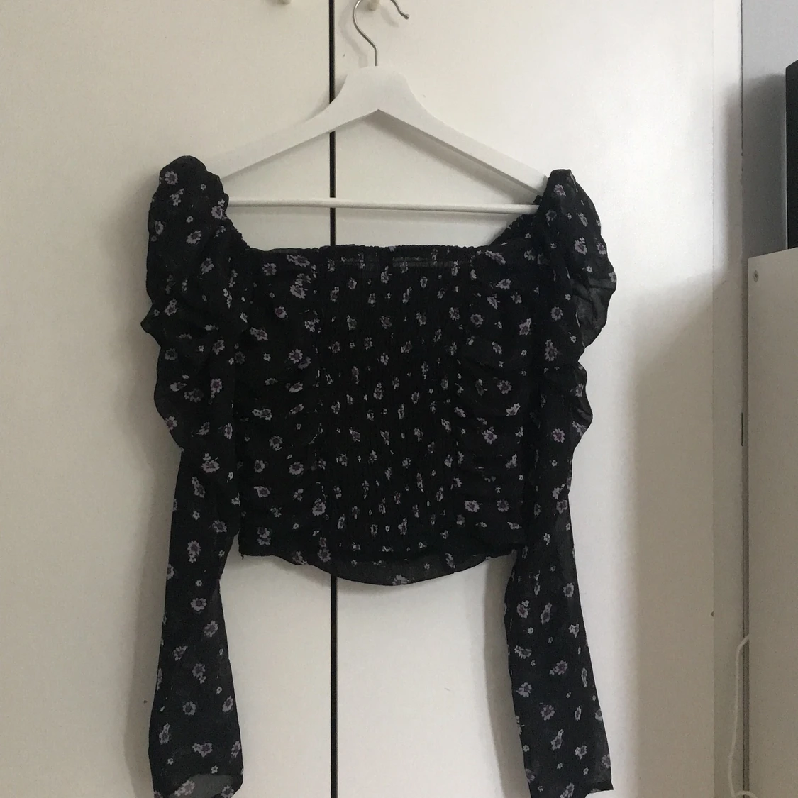 Svart blommig blus  - 91