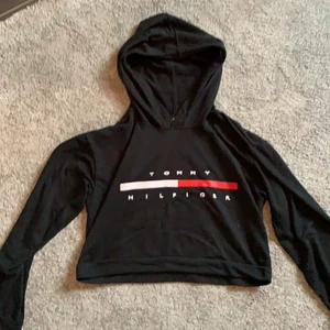 Tommy hilfiger tröja💕 - Tommy hilfiger tröja. Den är fake och använd fåtal gånger. Luvan är väldigt stor och bra💕 det står ingen storlek på den men jag tror det är Stl xs för att den är väldigt liten💕
