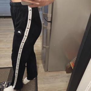 Kappa mjukis  - Sjukt coola mjukisbyxor som jag köpte för länge sen för 1000kr. Snöret är lite sönder annars är dom felfria, då snören sitter innan för så syns det knappt. Storlek xs, jag är 160 och dom är lite långa för mig. Fett sköna. Köparen står för frakten. ❤❤