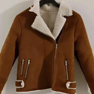 Jacka - Skitsnygg jacka i brun mocka och med vit fluffig mudd från zara, som passar på en xs! Köptes ny och har knappt använts. Hör av dig vid frågor! 