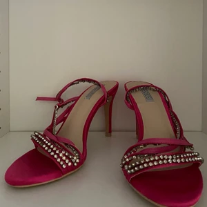 Rosa klackskor - Ett par rosa klackar med strass i storlek 36. De har aldrig använts så de är i nyskick. Kan mötas i Stockholm eller skicka. Frakt: 66kr spårbart 💗