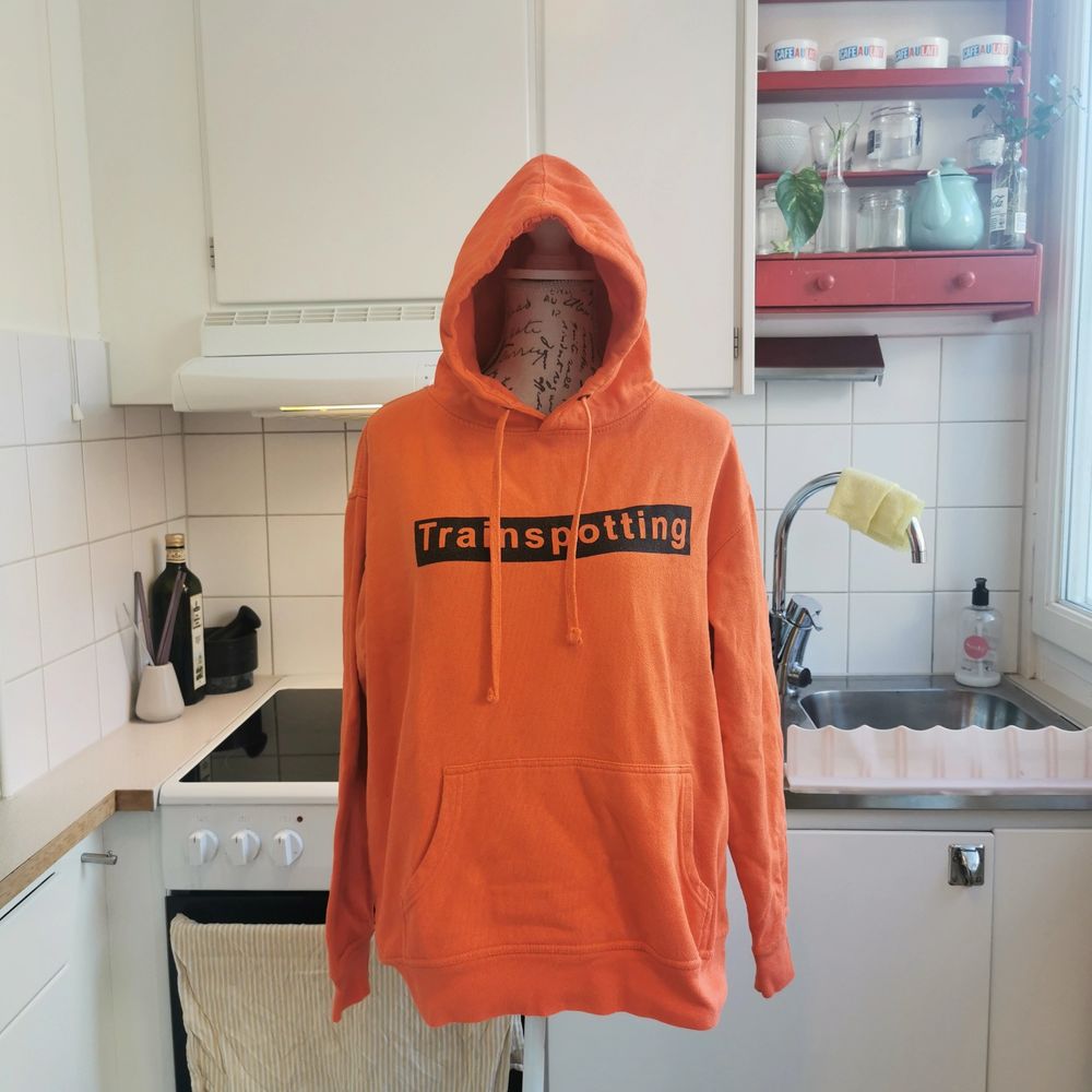 Cool alternativ hoodie som jag köpt under av mina turer till London, använd ca 2-3ggr och sedan gömts i garderoben. Hoodien är lysande orange med svart tryck och citat från kultklassikern Trainspotting från -96, ett läckert plagg i en alternativ garderob 🖤. Huvtröjor & Träningströjor.