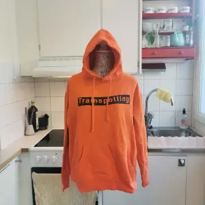 Cool alternativ hoodie som jag köpt under av mina turer till London, använd ca 2-3ggr och sedan gömts i garderoben. Hoodien är lysande orange med svart tryck och citat från kultklassikern Trainspotting från -96, ett läckert plagg i en alternativ garderob 🖤