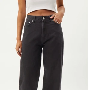 Rail jeans från weekday - Assnygga jeans i modellen RAIL från Weekday; strl 28 & passar 165-170 i längd på benen. Super bra skick men passar ej mig. Ordinariepris: 600kr 💞