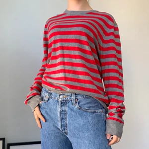 Randig stickad tröja - Röd och grå randig stickad tröja från old navy 