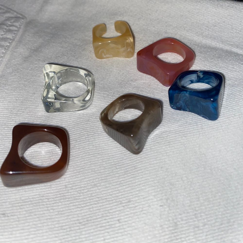 Jag hade tänkt sälja alla mina guld ringar då jag bestämt mig för silver! 🤍 Kan inte komma ihåg specifik vart enskilda är köpta men b.la. Plick, depop, safira, otherstories, uf-företag och danska smyckessidor. De flesta är justerbara annars ungefär storlek S 🌸Guld-ringar: 90kr/st eller 150kr om man vill köpa båda av dom som hör tillsammans🌸 🌼plastringarna: 50kr/st🌼 ❌!blå-markerade är kvar!❌. Accessoarer.