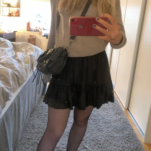 Svart kjol - Så fin svart kjol, som även är lite glasig💗 använd fåtal gånger och den är därför i fint skick