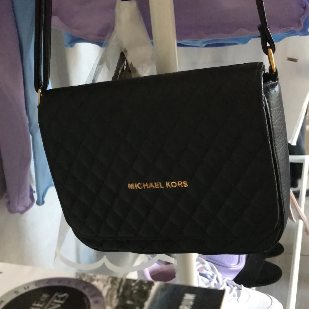 En michael kors väska (fake). Väldigt fin, ser äkta ut. Nästan som nyskick. . Accessoarer.