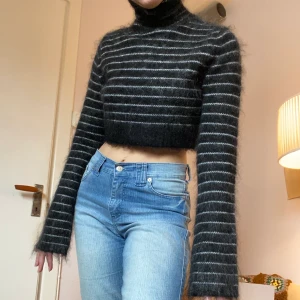 Stickad croppad tröja från HOPE - superfin croppad stickad tröja med utsvängda armar. Endast provad aldrig använd! Stl 36. Frakt 66kr🖤