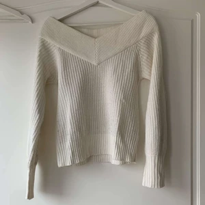 Vit tjocktröja - Jättefin vit off-shoulder tröja som är stickad och köpt på ginatricot i storlek Small. Sparsamt använd men använd ett flertal gånger, den har fortfarande ett fint skick utan fläckar och liknande. Går att ha på endast en axel eller offshoulder osv. Används inte längre då jag bytt stil💕💕