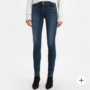 Levis jeans - Säljer dessa Levis jeans helt oanvända, vill vara få de ur garderoben. Storlek 29 i midjan passar mig som är en 38a. Hör av vid intresse!