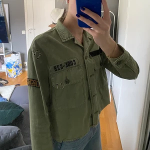 Kortare jacka  - Säljer denna lite kortare tunna jackan. Snygg att ha både knäppt och uppknäppt. Säljer pga används inte längre💚 SKRIV ERT BUD I KOMMENTARERNA, budgivningen slutar tisdag 9/3, 18:00🧡