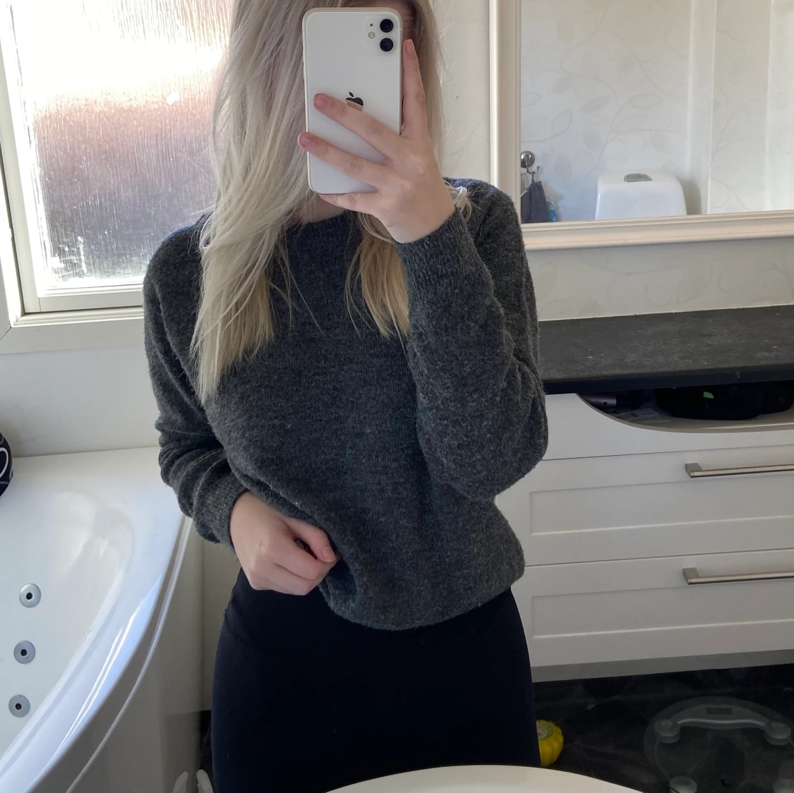 En mjuk mörkgrå tröja - 90