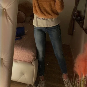 Zara jeans - Zara jeans i storlek 34, nästan ny. Jag använder jeans inte eftersom är små för mig. 😊💞