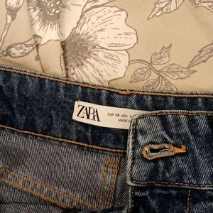 Ett par jätte fina zara jeans - Ett par oanvända mörkblåa jeans från zara i storlek 34/36 som tyvärr ej passade mig så tänkte att nån annan kanske skulle vilja ha dom😊