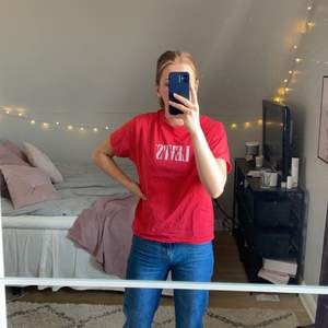 En röd oversized t-shirt från levis i nytt skick. 