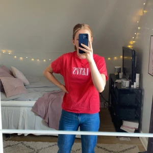 Oversized T-shirt - En röd oversized t-shirt från levis i nytt skick. 