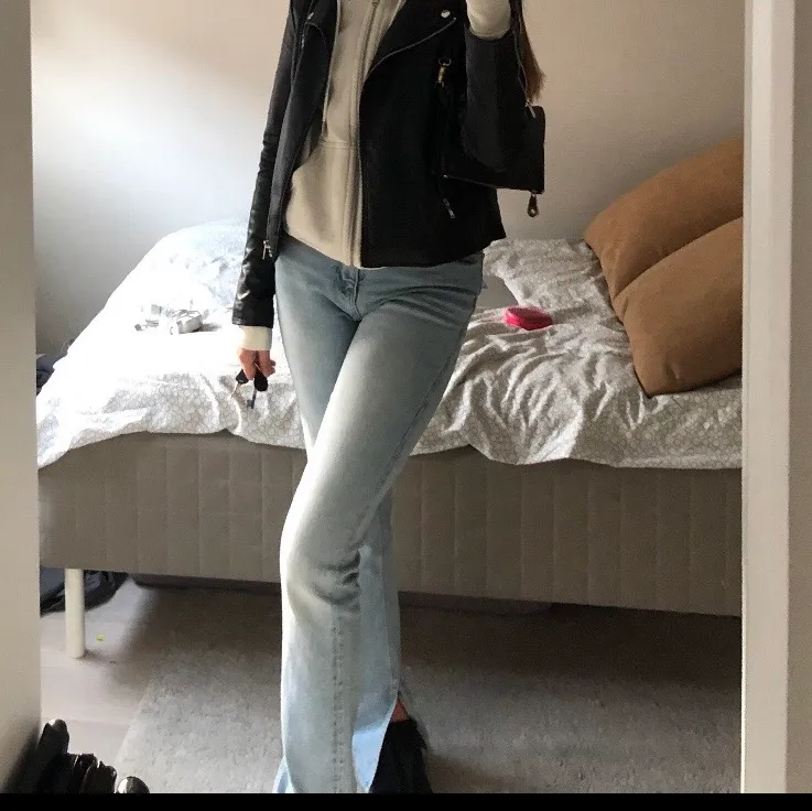 Säljer mina ginatricot X nicki studios jeans med slits då de inte kommer till användning. De är perfekt i längd på mig som är lite över 170cm. Fint skick💓 står ej för frakt! Budgivning avslutas söndag 7/3! Bud just nu:350 + frakt . Jeans & Byxor.