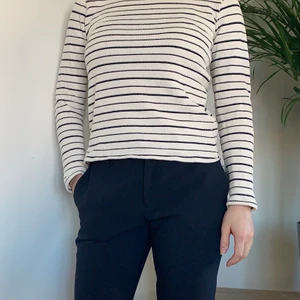 Randig tröja Massimo Dutti strl XS - Vit/Biege stickad tröja från Massimo Dutti. Angiven storlek XS men passar bra på mig som brukar ha S eller 36. 
