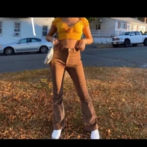 Bruna manchesterbyxor - Superfina och trendiga manchesterbyxor med bootcut! 🤎Det har lossnat där man har skärpet i men det går enkelt att sy tillbaka, annars märks det knappt. OBS första bilden är lånad! Om fler är intresserad så blir det budgivning