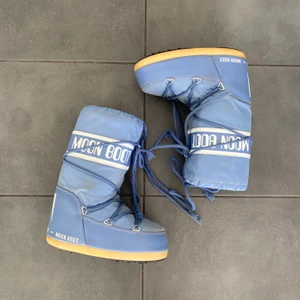 MOON BOOTS - STRL 31-34! Har några smååå missfärgningar som säkert går att tvätta bort. 