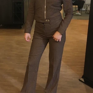 Dress från Monki  - En dress från Monki som jag gillar supermycket men tyvärr är för liten för mig efter jag fått barn! Den är brun och i storlek S överdelen och 36 i underdelen. 