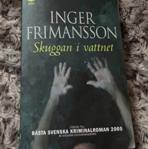 Bok skuggan av vattnet - Nästan helt ny. Kan fraktas eller hämtas på plats. Vid smidig affär sänks priset.