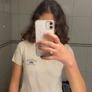 T-shirt från ginatricot  - Beige T-shirt från ginatricot med tryck ALOHA. Skriv gärna privat om ni har några frågor eller vill köpa🧡