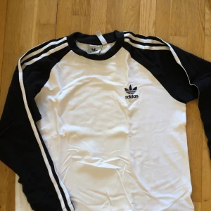 Långärmad adidas tröja - Jätte fin långärmad adidas tröja i storlek M. Passar även S. Kontakta för mer information eller mer bilder 