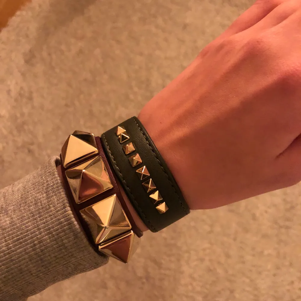 Armband i mörkgrönt från Edblad, liknar valentinoarmbanden lite!💗. Accessoarer.