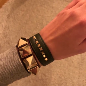 Edblad armband - Armband i mörkgrönt från Edblad, liknar valentinoarmbanden lite!💗