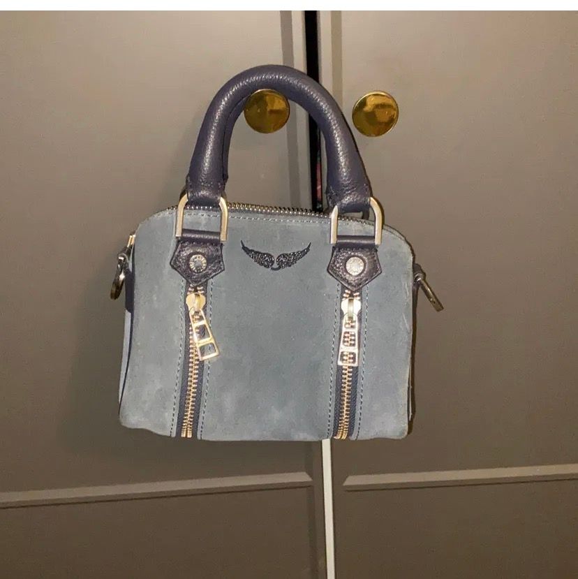 säljer nu min underbara zadig sunny bag i den minata storleken, super bra skick, inga skador eller defekter. använd runt 10 ggn så i super bra skick‼️fraktar spårbart, pris kan diskutera kan även byta mit en svart zadig sunny. Väskor.