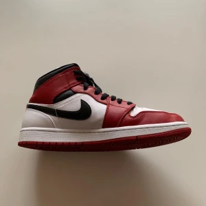 Jordan 1 mid  - Air Jordan 1 mid säljes <3  skick: nästan som ny storlek: US 10 ,EUR 44 kostnad: 1000kr + frakt(högsta bud är 1300kr just nu)   kontakta i DM om intresserad pris går att diskutera  samfraktsalternativ finns även mötasupp i Blekinge