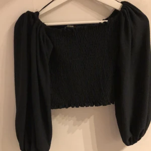 Svart topp - En svart topp storleken är M och toppen kostar 50kr