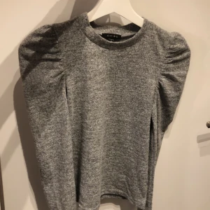 Grå tröja - Storlek xs för 50kr