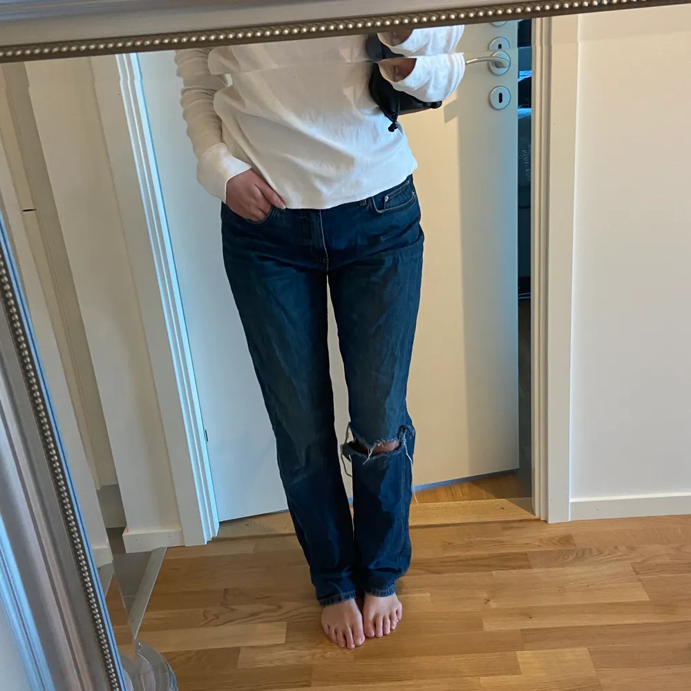Mörkblåa jeans med hål på vänster knät. Byxorna kommer från zara 😍 storlek 38. 200 kr köparen står för frakten . Jeans & Byxor.