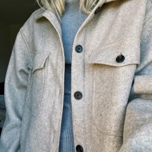 H&M Jacka - H&M jacka från herr avdelningen. Köpt i större storlek för att få en oversize fit. Använd fåtal gånger