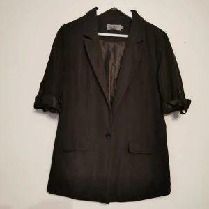 Soaked in Luxury Kavaj M - Fin kavaj från märket "soaked in luxury". Två fickor. Uppvikta ärmar med hällor. Storlek Medium. Fint skick. 70% Polyester 30% Viskos.