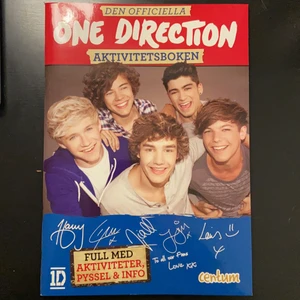 One direction aktivitetsbok - En aktivitetsbok om One direction. Innehåller klisstermärken och andra aktiviteter som korsord, sant eller falskt, osv. Några sidor är använda (jag kunde hitta 4 av 60, men det finns risk att det är någon mer). Istortsätt oanvänd och i fint skick. 