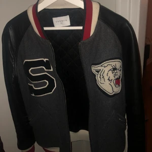 Sandro jacka  - Säljer min fina sandro jacka!! Verkligen så fin och så bra kvalite, den är precis som ny❤️❤️nypris: ca 4000❤️buda från 1300!! Storlek S i herr storlek. Skriv om ni vill ha bild på! 